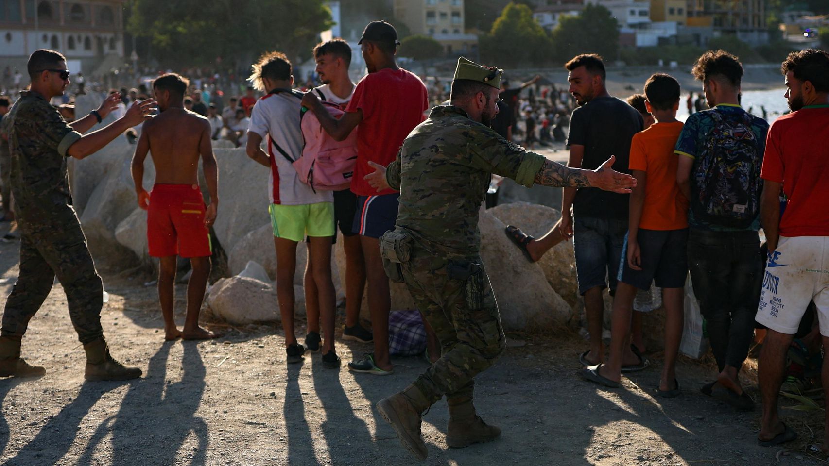 Ceuta vive una "escalada de violencia" con agresiones a militares y policías: "La ciudad es un auténtico polvorín"