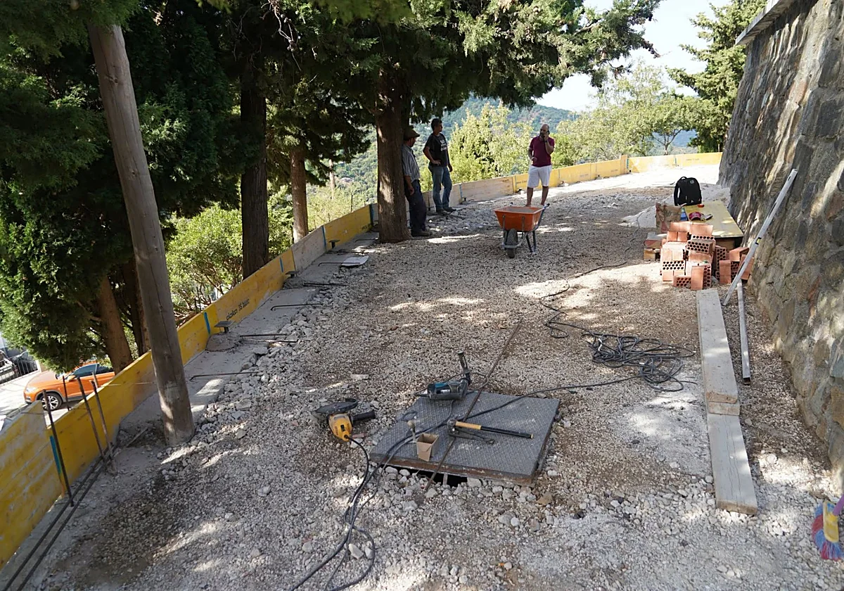 Jubrique pone a punto uno de sus grandes balcones al Valle del Genal