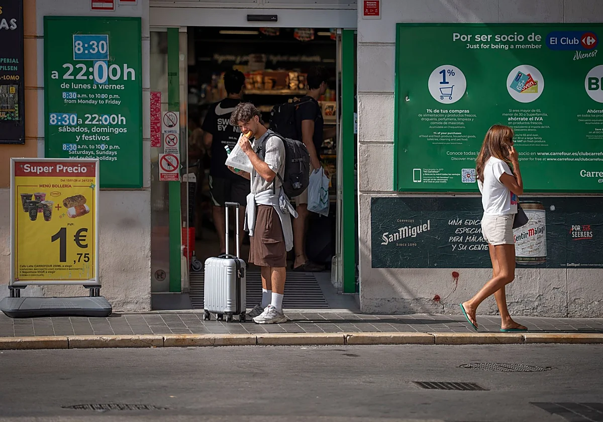 Proliferan los supermercados en el Centro de Málaga con el turista como objetivo