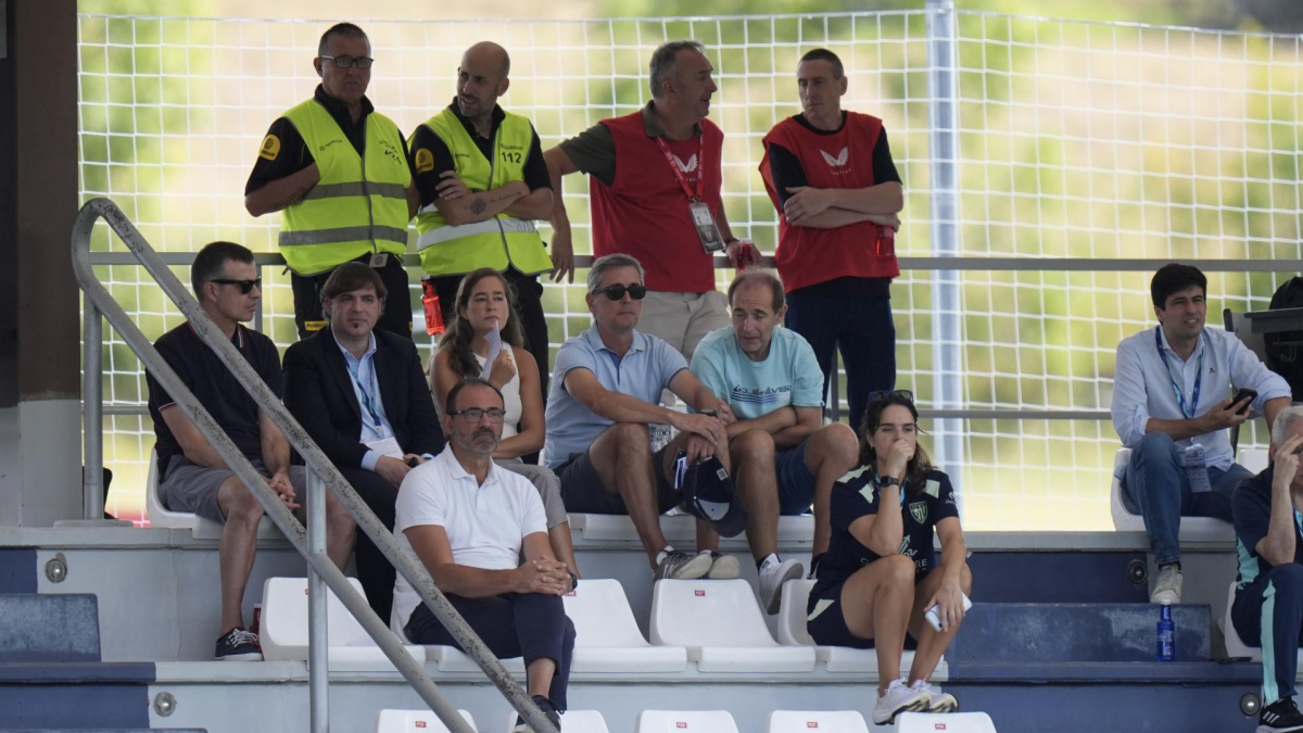 La plantilla se plantó en solidaridad con problemas de empleados y jugadoras del equipo femenino