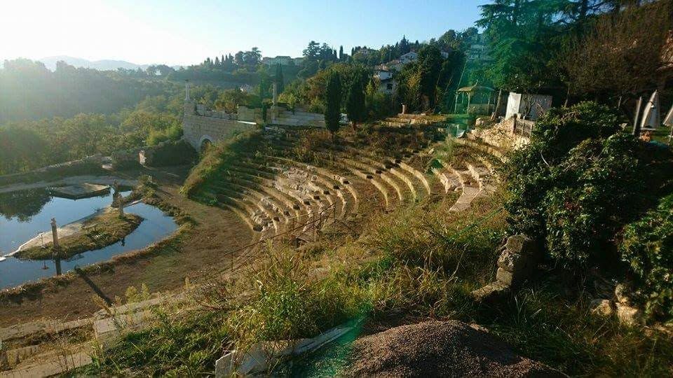 Italia encarcela al timador que cobró a turistas durante años por visitar un teatro griego falso que construyó él mismo