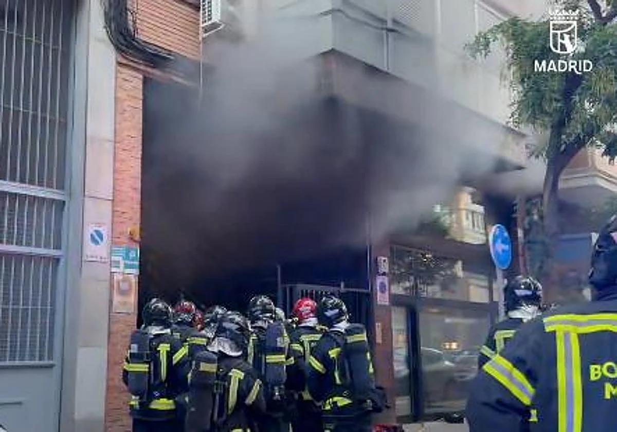 Fallece un joven de 25 años tras incendiarse unos trasteros con bicicletas eléctricas en Madrid