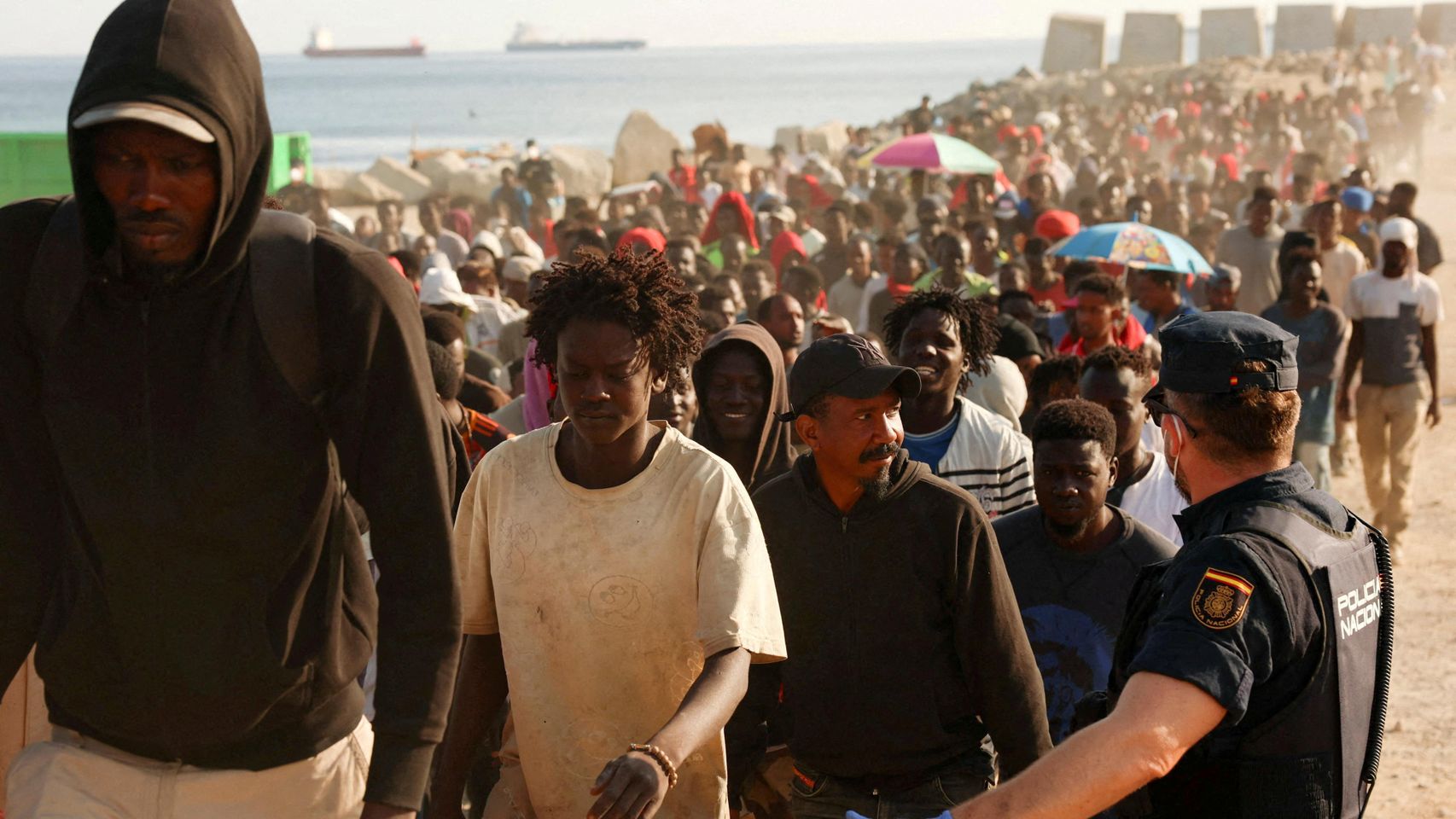 La Policía dispara al aire y carga para frenar a varios migrantes que intentaban acceder a un espacio de acogida en Ceuta