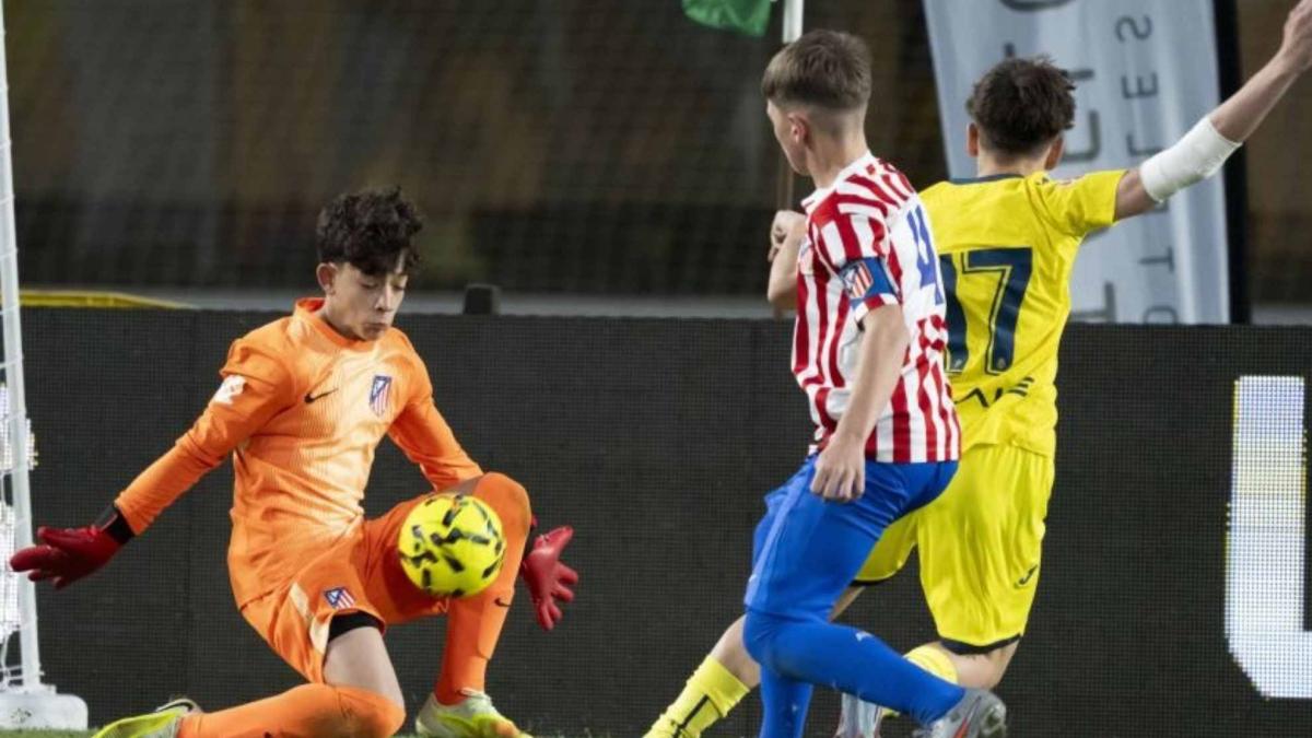 La 'norma' del 1,85 que pone en peligro el futuro de Iñigo Asorey, el porterazo del Atlético
