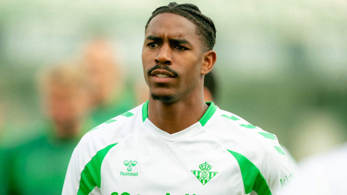 Junior regresa al grupo en una sesión de entrenamiento sin Ortiz