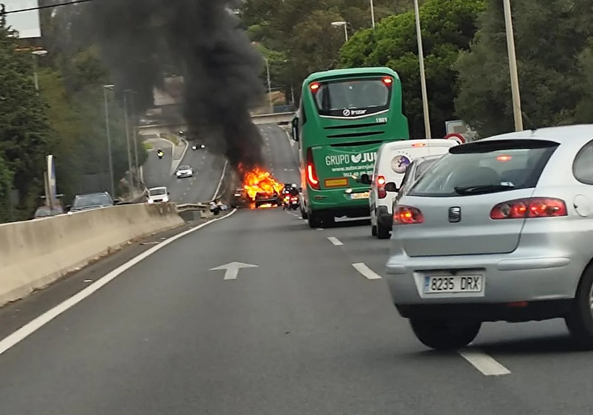 Siete kilómetros de atascos desde Mijas a Marbella tras una colisión múltiple con un coche ardiendo