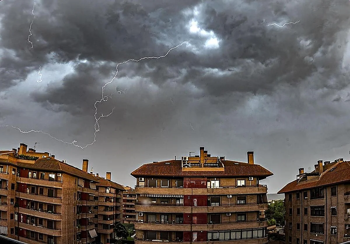 Aemet alerta de «tormentas, chubascos localmente fuertes, granizo y rachas muy fuertes» en Andalucía