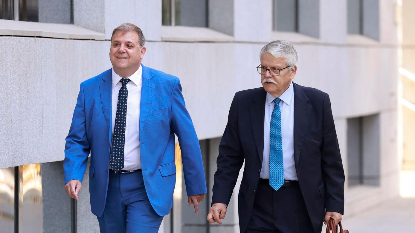 Serrano, exjefe de gabinete de Sánchez, pide ahora anular el clonado de su móvil en el que tenía 10.000 'wasaps' con Leire