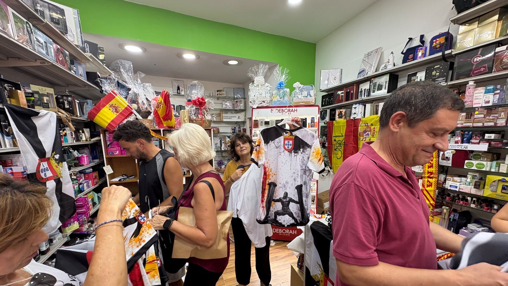 Maribel, la autónoma ceutí que ha "salvado el mes" tras vender mil camisetas de la ciudad a 8 € para la concentración de hoy