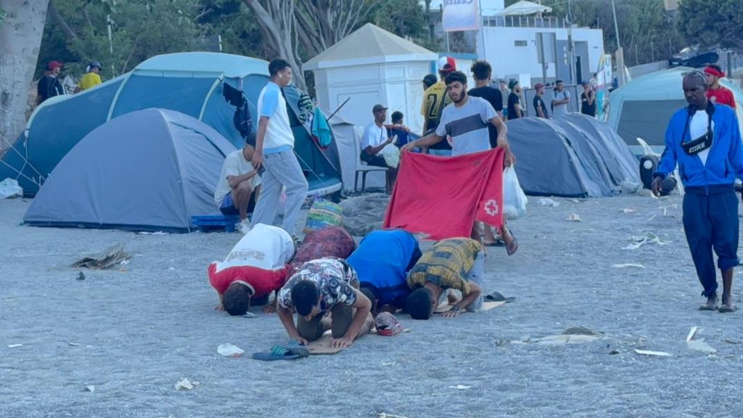 La Policía investiga a más de 10 invasores de Ceuta por yihadismo: "Se mueven por internet y tienen antecedentes"
