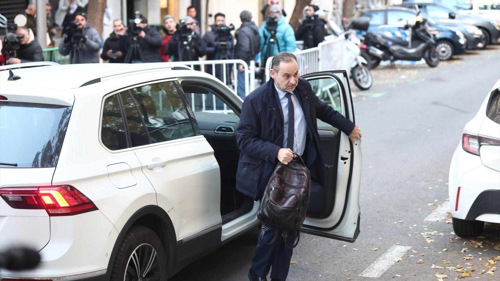 El PSOE admite gastos "llamativos" en mariscadas y viajes en la etapa de Ábalos pero descarta la financiación ilegal