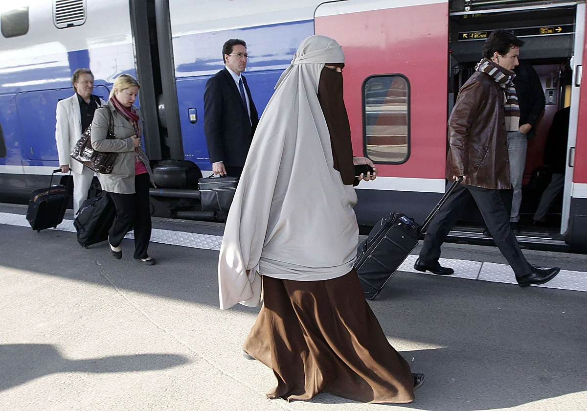 Le Pen propone erradicar el velo islámico en las calles de Francia