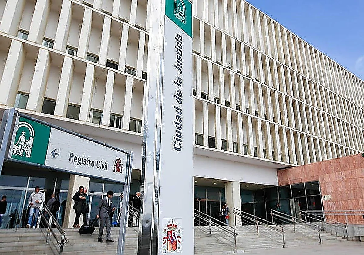 Avisa de que ha perdido la visión tras operarse en Málaga y la clínica no lo atiende hasta un mes después: deberá indemnizarlo con 41.000 euros