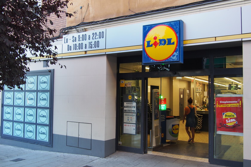 Llega a Lidl mañana, 4 de septiembre, este foco solar LED con sensor de movimiento por 16,99 euros perfecto para patios y terrazas
