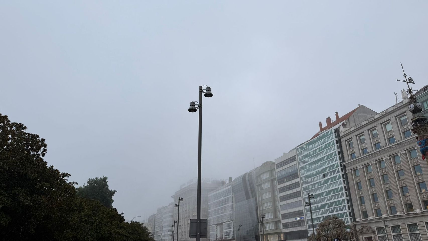 La niebla complica la mañana en el aeropuerto de A Coruña y obliga a desviar dos vuelos