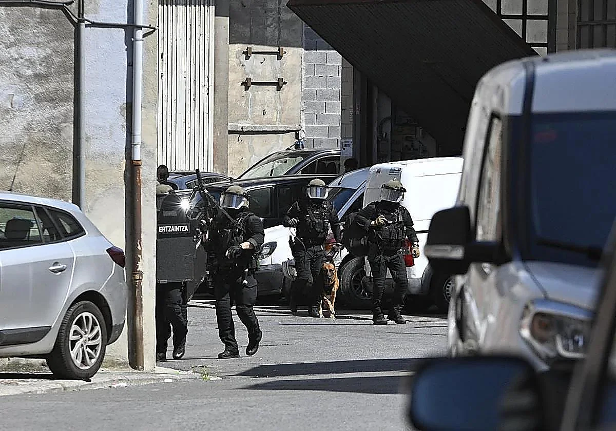 La Ertzaintza baraja el ajuste de cuentas por el ensañamiento y el plan de fuga del asesino de un taxista en Guipúzcoa