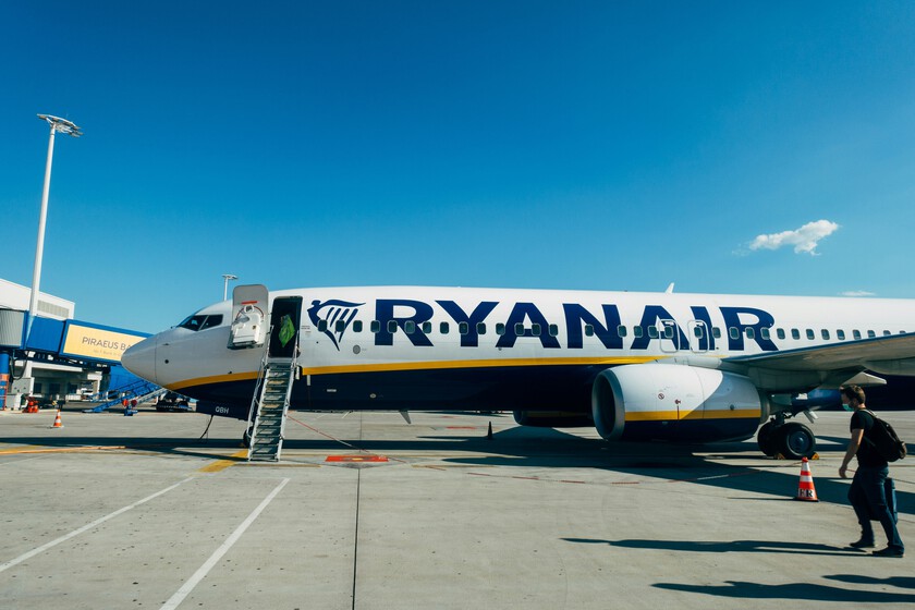 En su extrema obsesión por ahorrar costes, a Ryanair le ha salido un problema: sus pasajeros se caen por las escaleras