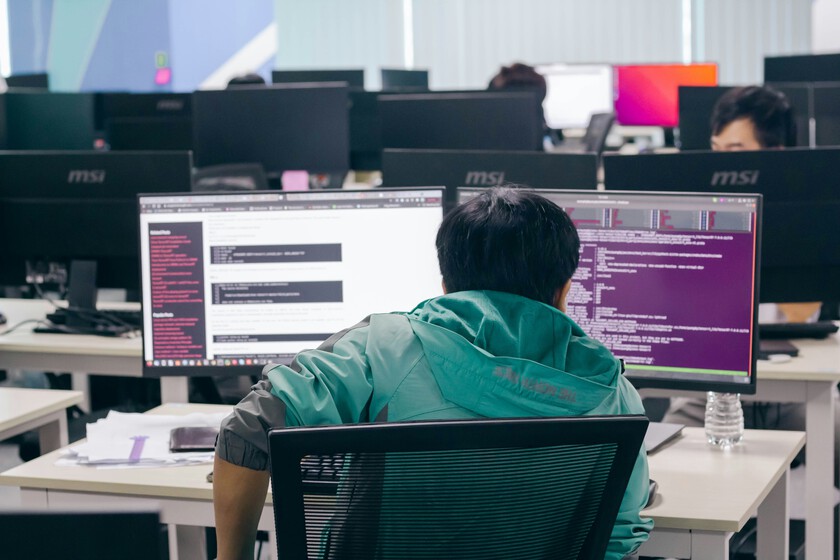 La IA había prometido revolucionar la forma de trabajar. Un estudio revela que sus usuarios más fieles han acabado decepcionados