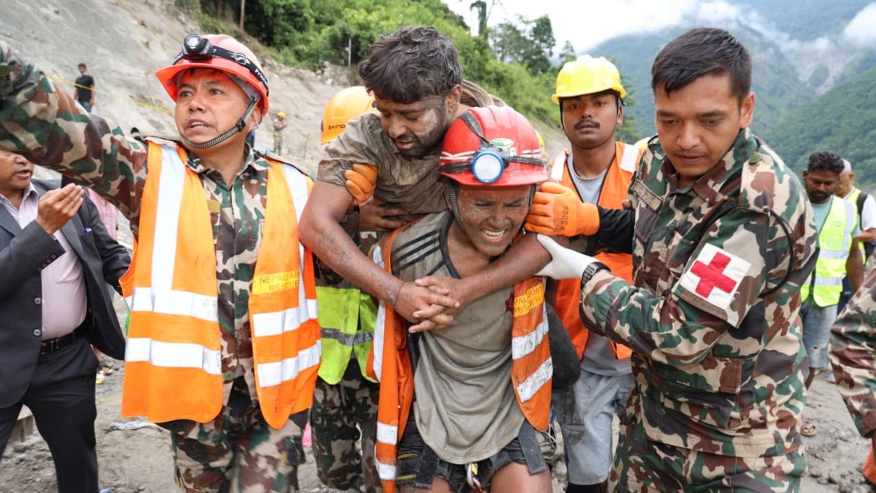 Rescatan con vida en Nepal a dos trabajadores de un túnel más de una semana después de las devastadoras riadas