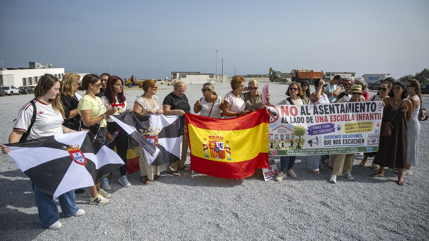 Los vecinos frenan la instalación de un asentamiento de acogida de migrantes frente a una escuela infantil de Ceuta