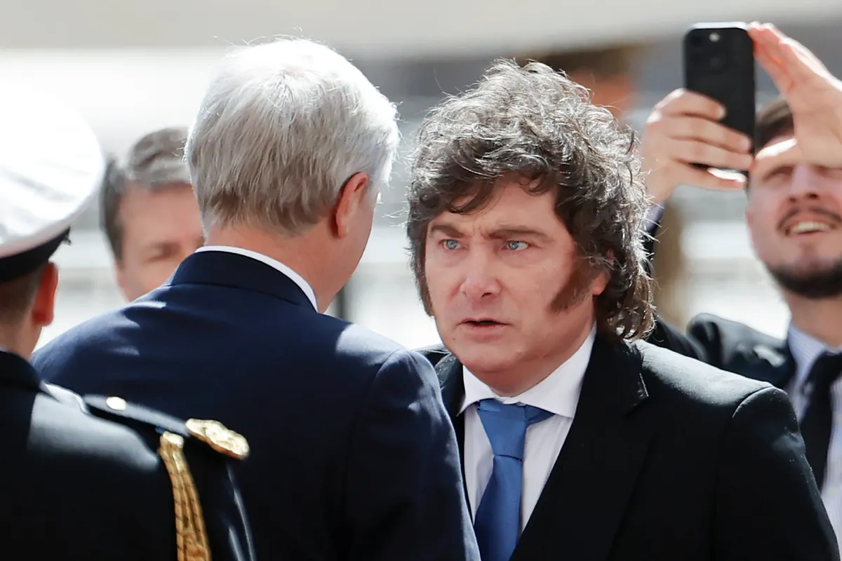 Milei dice que Pedro Sánchez está "más sucio que una papa" y rodeado de "gentuza"
