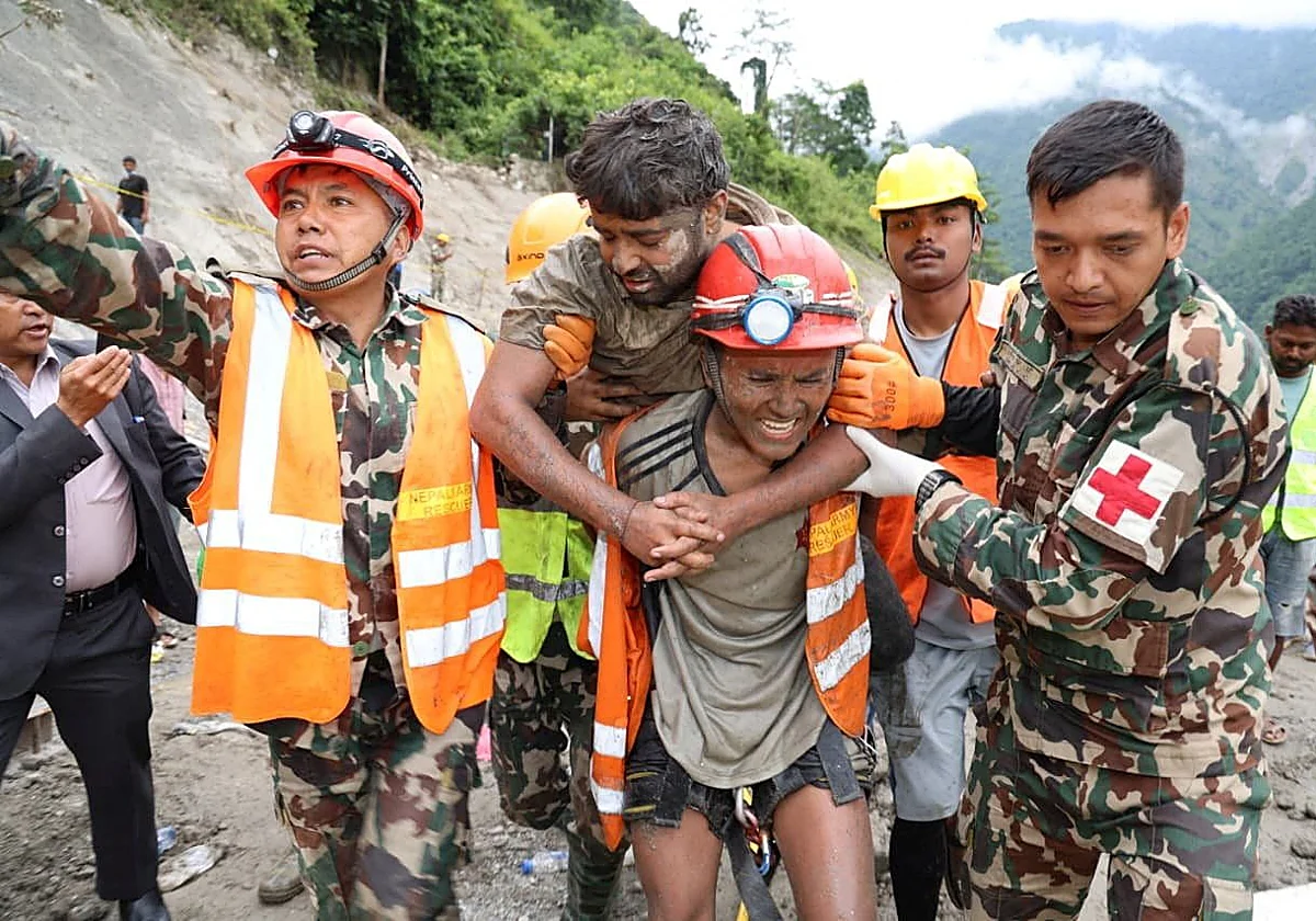 Rescatan con vida a dos hombres nueve días después de la riada de Nepal