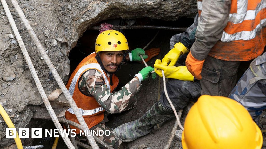 "Es una sucesión de milagros": el increíble rescate de dos trabajadores tras 9 días atrapados en un túnel por la avalancha en la frontera entre Nepal y Tíbet