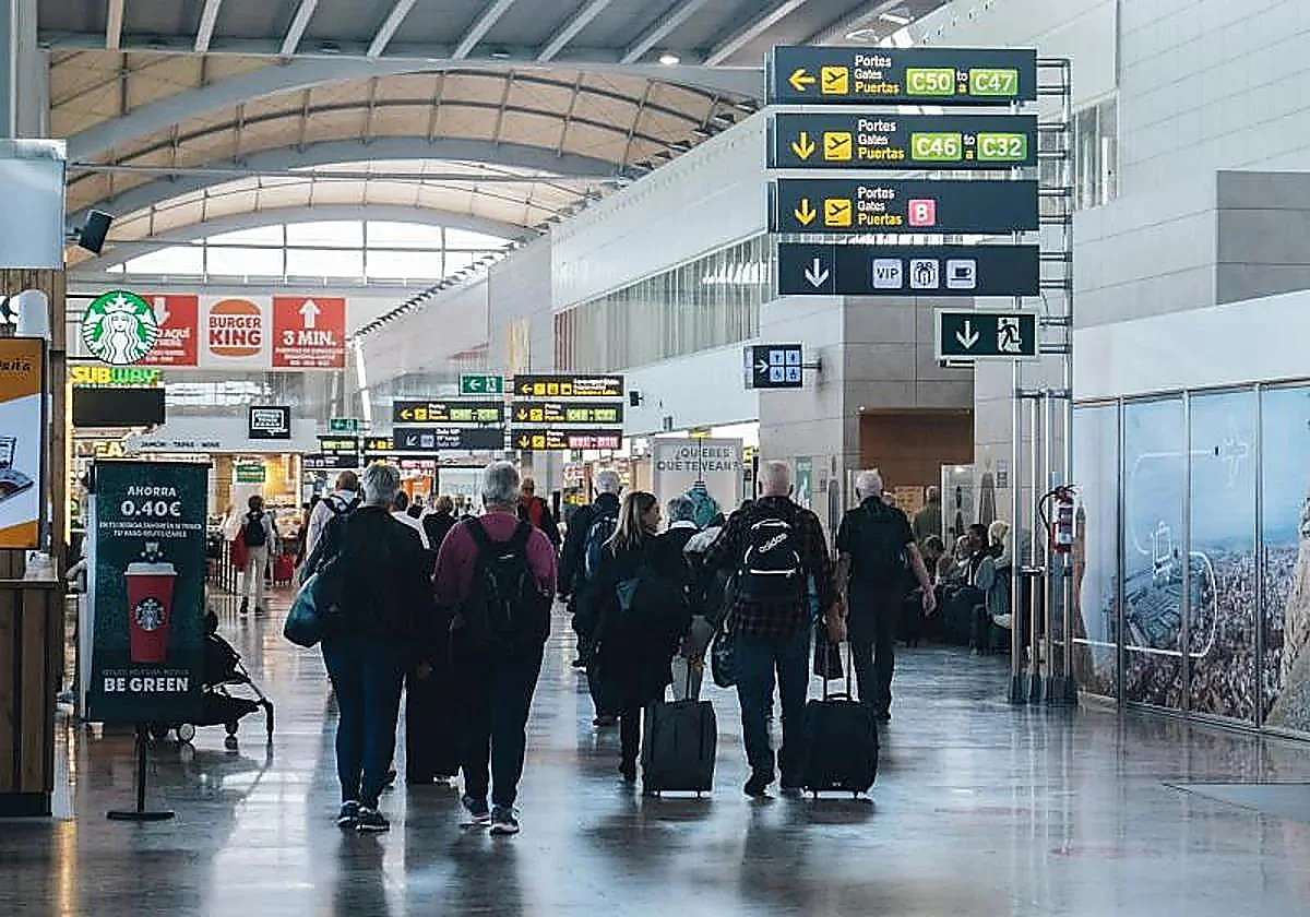 La Policía detiene a un fugitivo de Países Bajos en el aeropuerto de Alicante que intentó matar a un hombre con un hacha