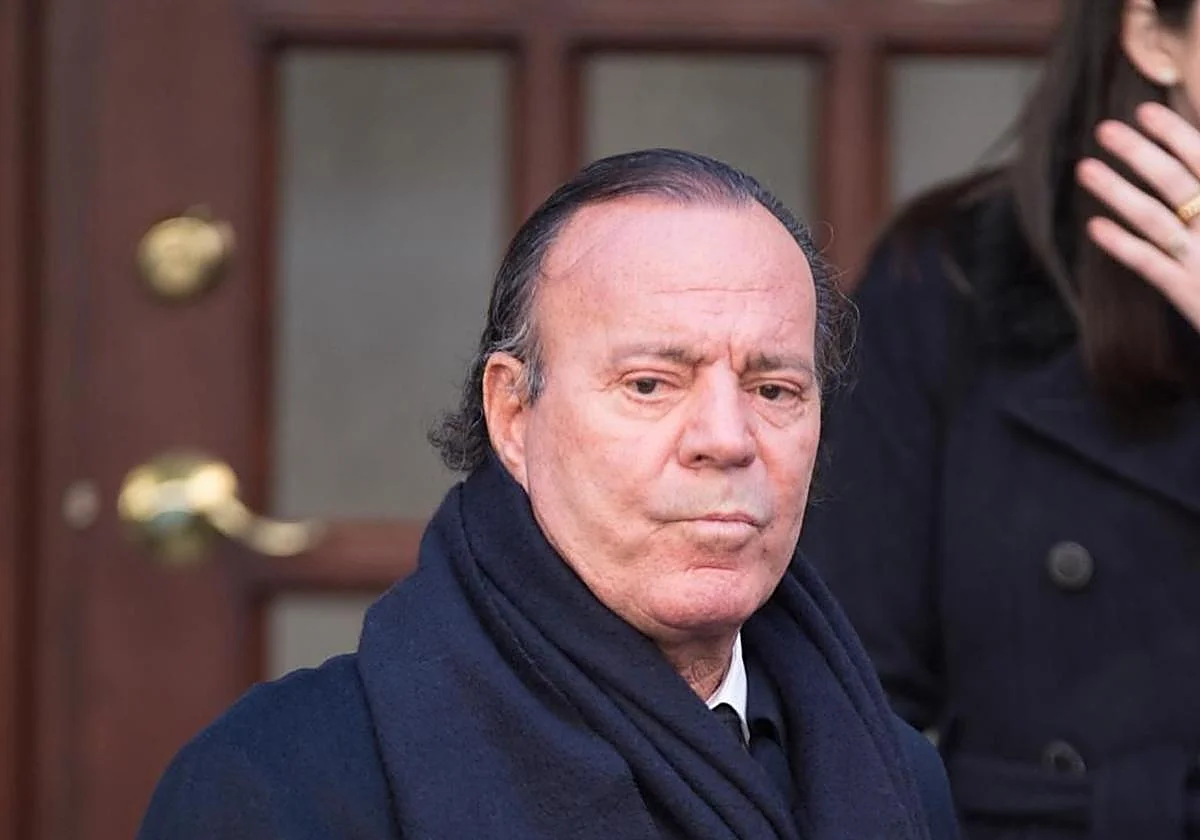 Las exempleadas de Julio Iglesias vuelven a la carga tras querellarse contra el cantante por delitos sexuales