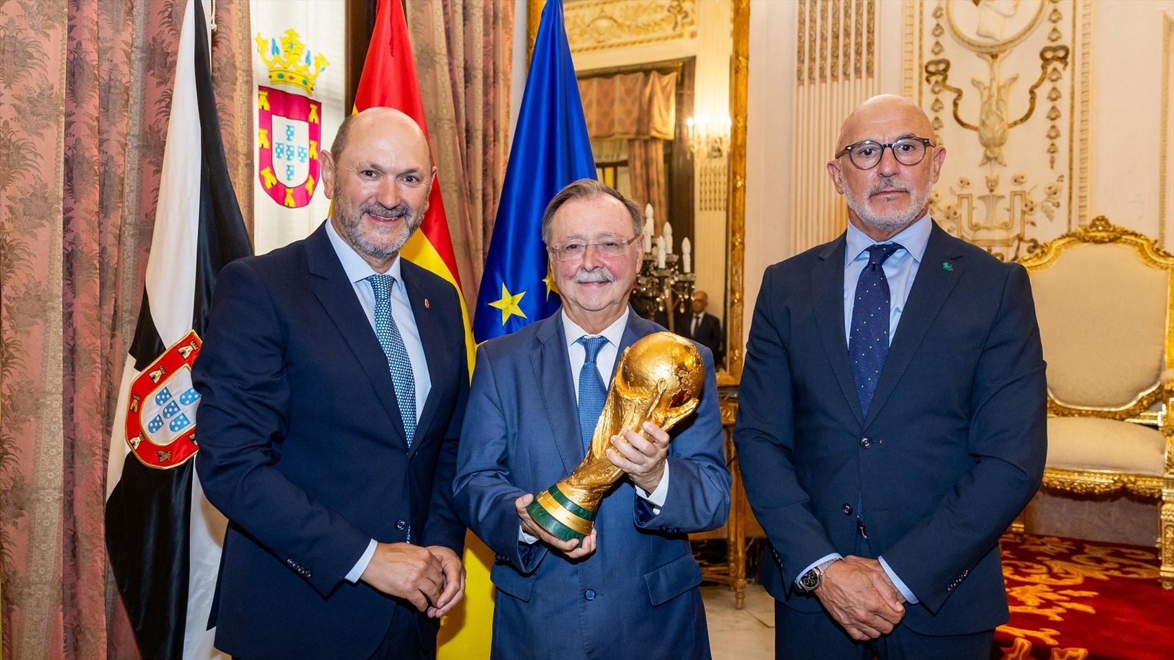 De la Fuente se planta con la Copa del Mundo en Ceuta para mostrar su apoyo y la prensa marroquí le ataca por "polarizar"
