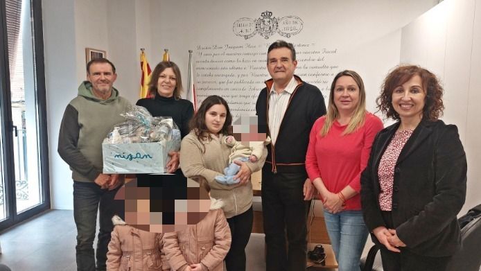 Cristina y Jesús "vivían de alquileres" con 28 perros y cuidaban entre basura a sus hijas hasta que murió su bebé