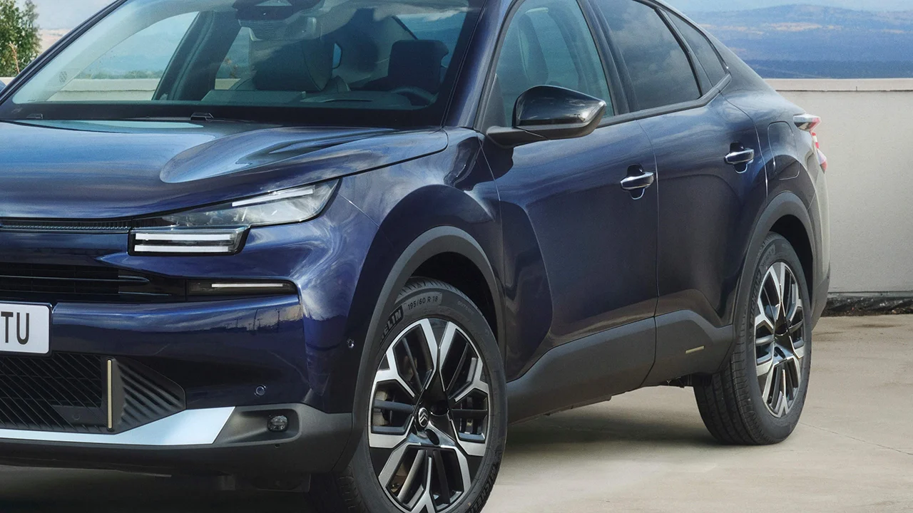 Cuesta 9.000 € menos que el Toyota Corolla, también es ECO y se hace en España, así es el sedán barato que ni Dacia puede igualar