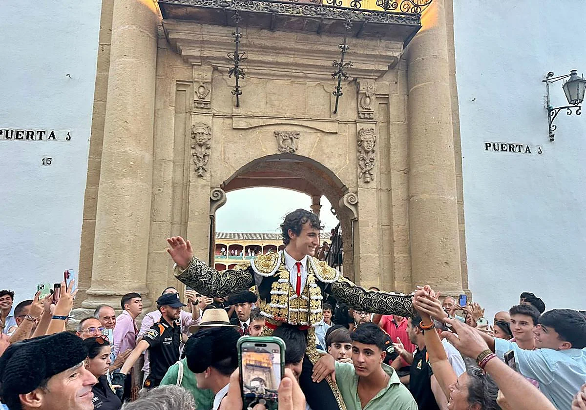 Armando Rojo sale a hombros en el regreso de los toros a Ronda