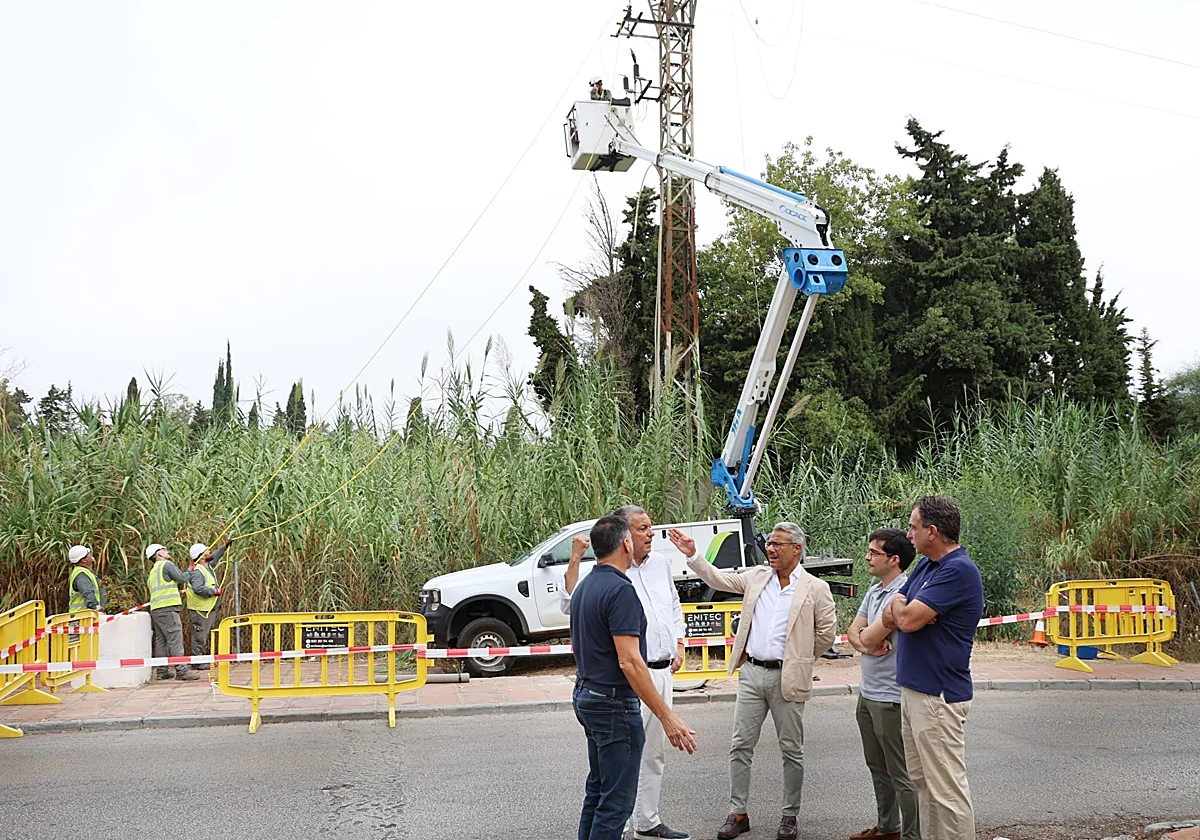 Marbella elimina siete torres de media tensión en la zona de Golden Beach