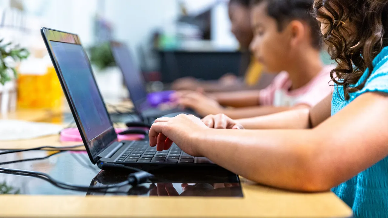 Menos pantallas en las aulas no significa necesariamente más aprendizaje, advierte la APA