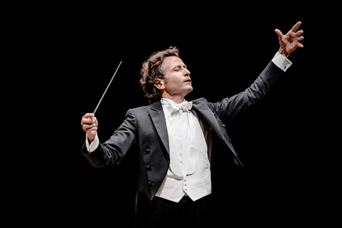 Gustavo Gimeno: "No creo que ningún robot pueda hacer lo que hace un director de orquesta"