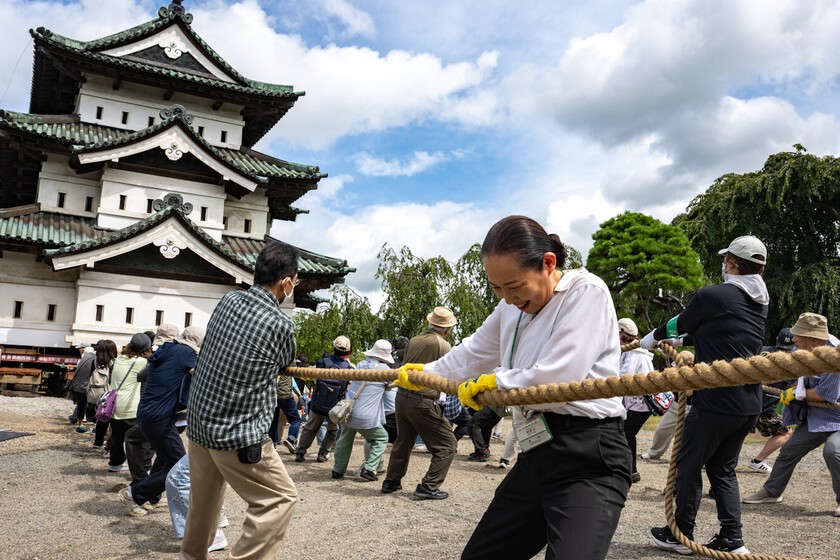 8.000 personas se han apuntado para ayudar en una reforma de Japón: están moviendo un castillo de 360 toneladas con una cuerda