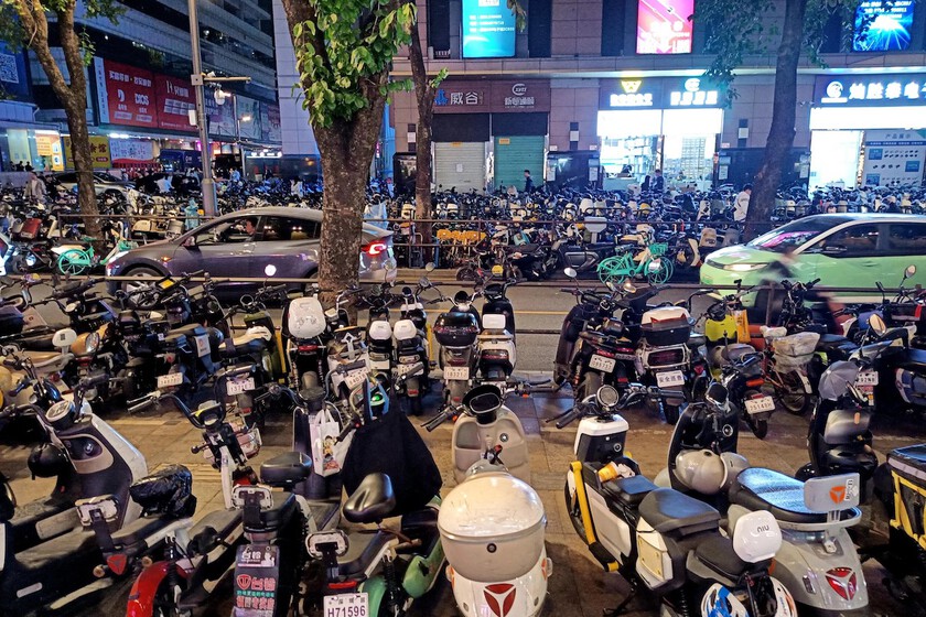 No son coches eléctricos ni los drones de tráfico: lo que domina las calles de Shenzhen es una plaga de motos