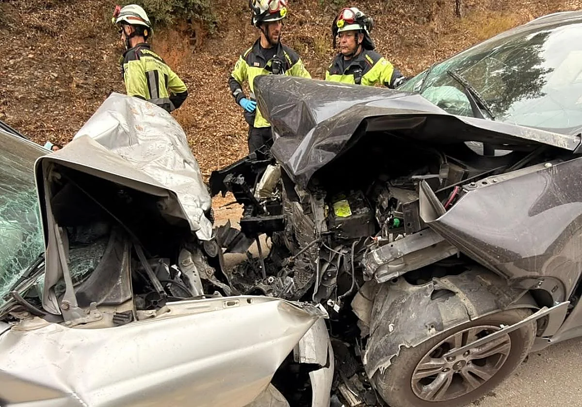 Cuatro heridos en una colisión frontal entre dos turismos en Casares