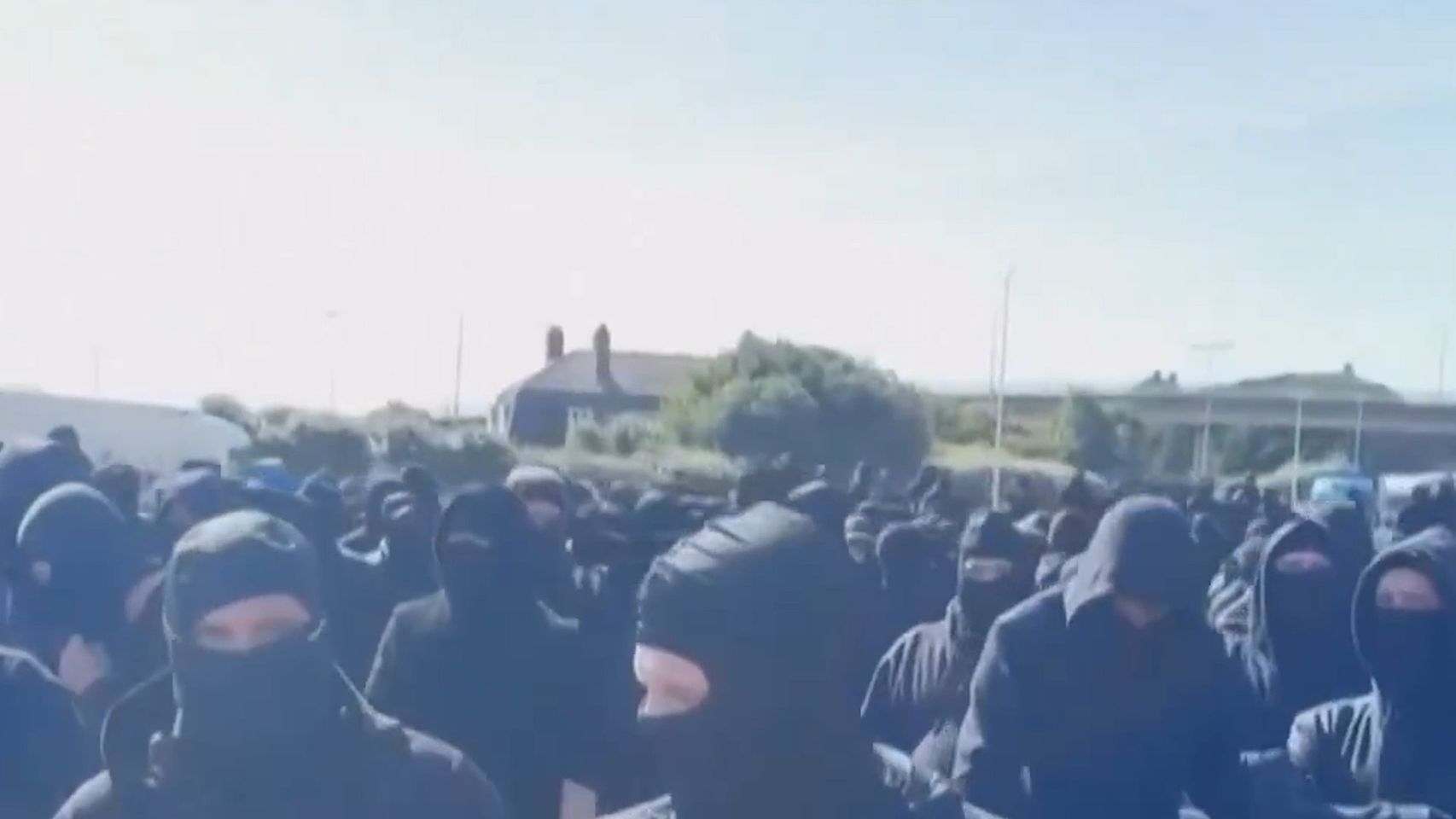"Patriotas" de Reino Unido se manifiestan en el puerto de Dover contra la inmigración ilegal que entra al país
