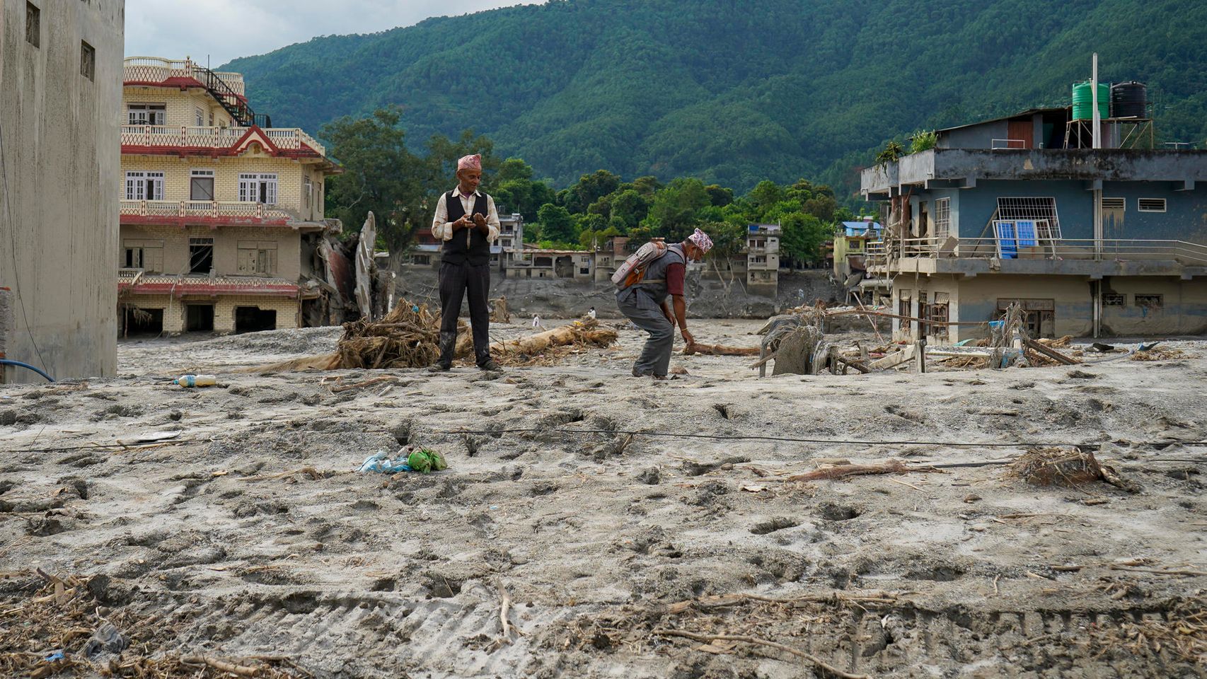 "Nos salvó a todos pero no pudo salvar a su madre": el drama del héroe Shrestha, que avisó de la riada en Nepal 3 minutos antes