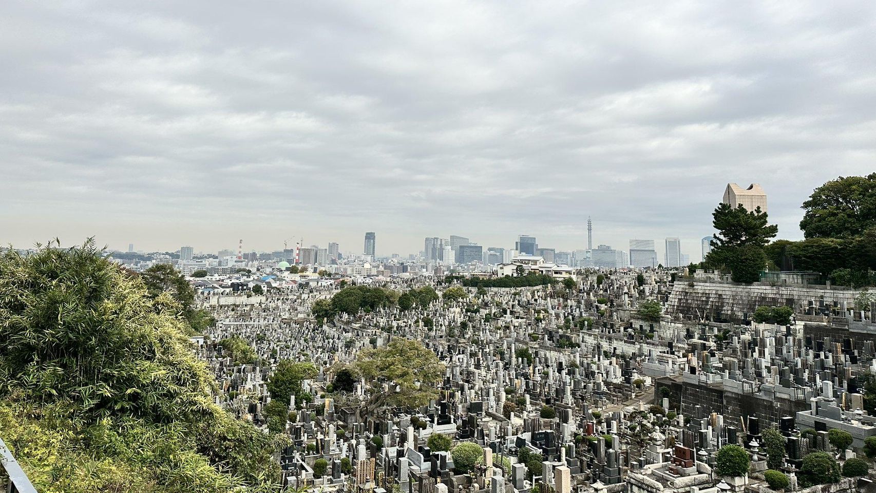 La 'isla pura' de Japón no quiere extranjeros ni muertos: el vacío legal que desata una ola de odio en un cementerio de Saitama