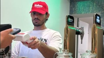 Álex, hijo de Ivonne Reyes, en un descanso de vender tacos: "Soy el dueño, pero trabajo de camarero; no tengo problema"