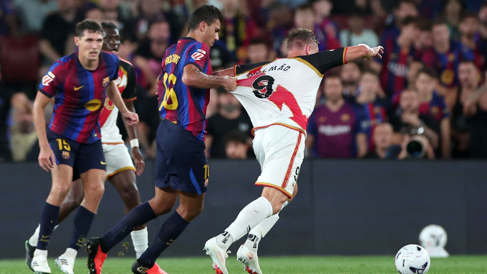La sombra de Rodri y el desafío táctico de Flick para el encaje de Pedri, Gavi y Bernal en su Barça
