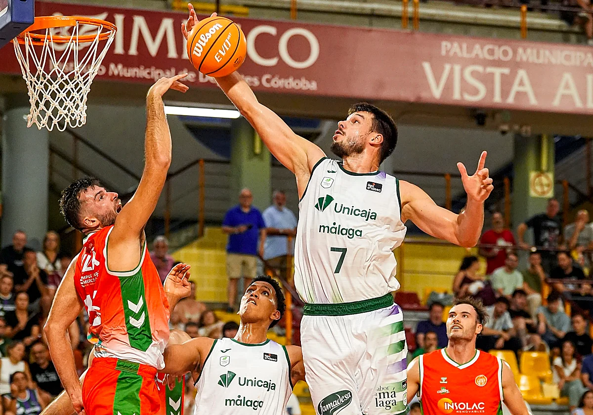 El Unicaja, con doce jugadores «sanos» y polivalentes