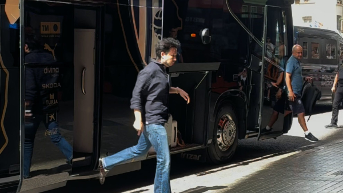 Kiat Lim llega a Mestalla camuflado entre la expedición del Valencia en una tarde de protestas contra la propiedad