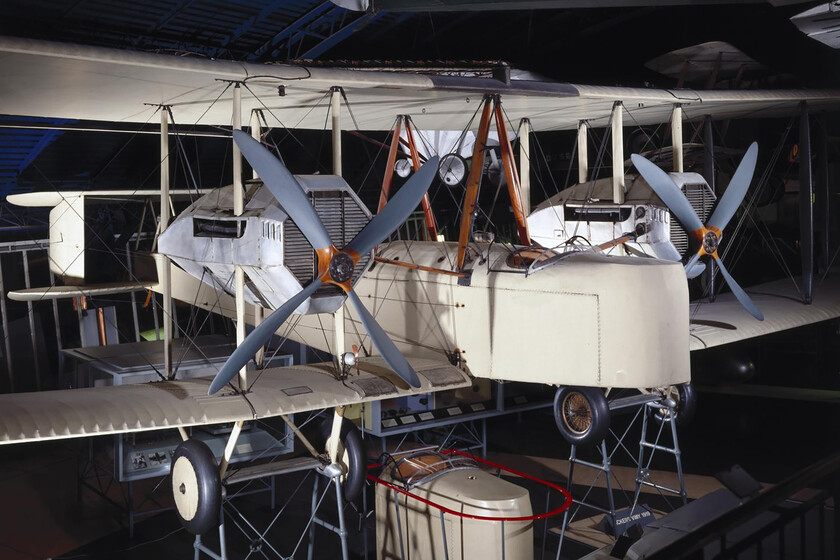 Antes de los grandes aviones de pasajeros, el Atlántico se cruzó sin escalas en un biplano de madera y tela