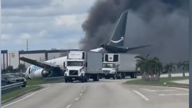 Un avión de carga de Amazon se sale de la pista en el aeropuerto de Miami y acaba estrellándose en una carretera