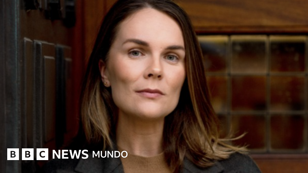 "Las influencers que fingen sumisión a sus maridos manejan imperios multimillonarios", la autora de la novela que analiza a las "tradwives" o esposas tradicionales