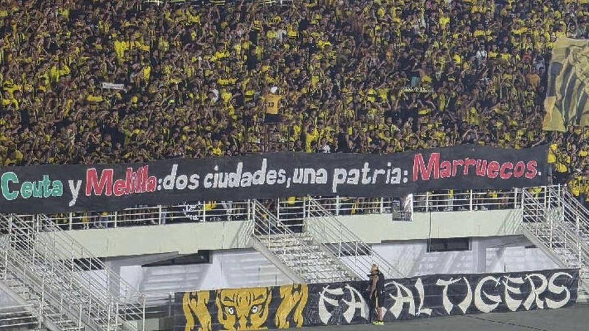 El fútbol marroquí desafía a España por Ceuta y Melilla con una pancarta: "Dos ciudades, una patria: Marruecos"
